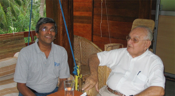 Dr Ranjith Mahindapala (L) with Ray Wijewardene at Kohombe Estate 'attalaya'