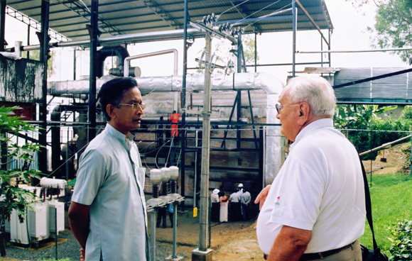 Rays speaking to Nelson Nagasinghe at the Dendro Power plant